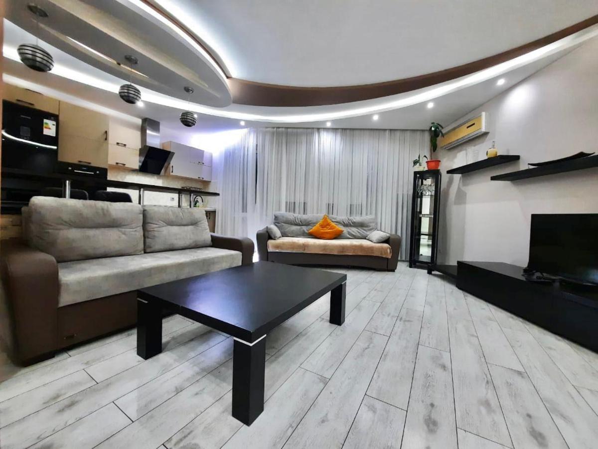 Жк Самал Де Люкс Appartamento Almaty Esterno foto
